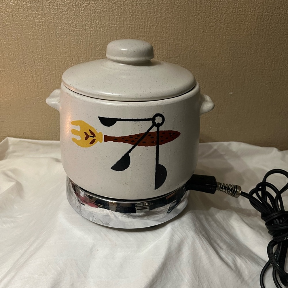 Vintage West Bend Buffet Patio Server/ Bean Pot.